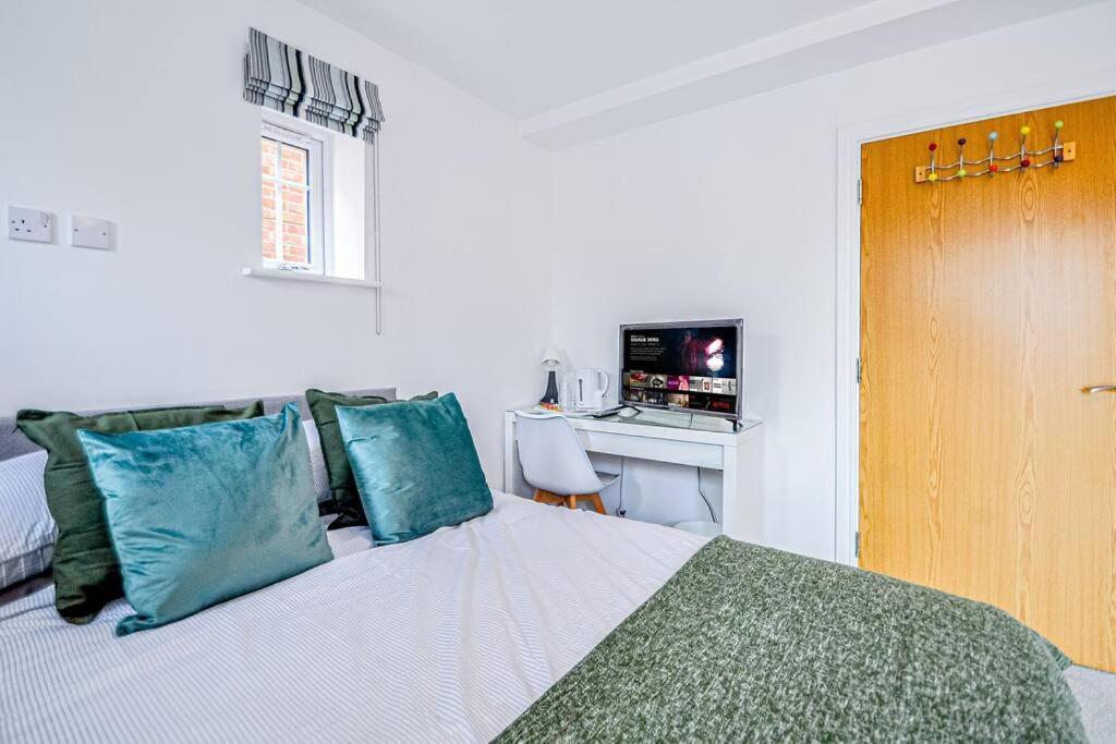 Entire House Sleeps 8 Near The River Thames Мейденхед Экстерьер фото