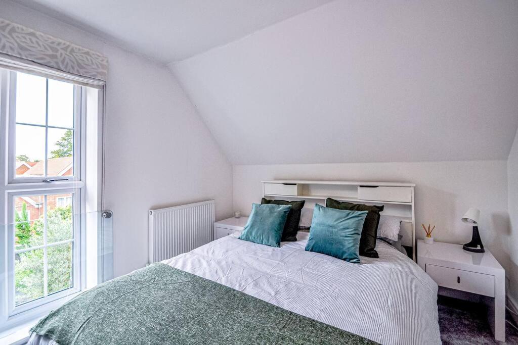 Entire House Sleeps 8 Near The River Thames Мейденхед Экстерьер фото